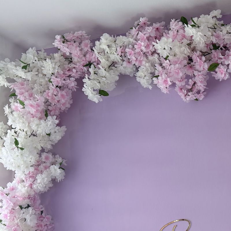 Roze en witte bloesem tegen de lila muur van de salon